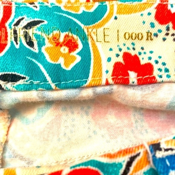 Women’s Chico’s So Slimming Medallion Girlfriend Ankle Jeans Size 0 - Picture 9 of 11